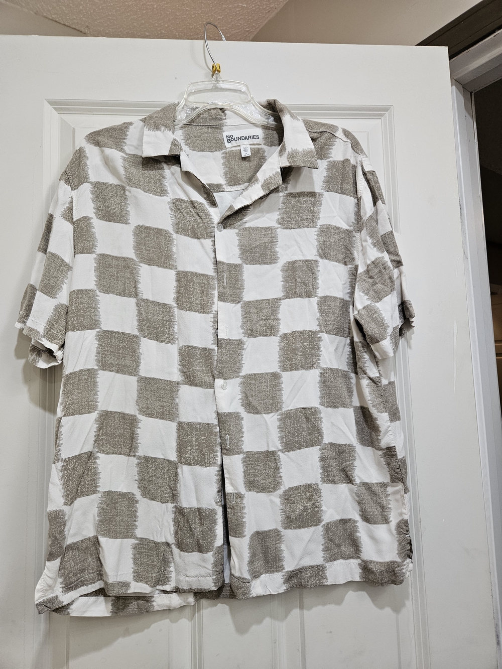 No Boundaries Short Sleeve Button-Up Shirt in White and Tan Check